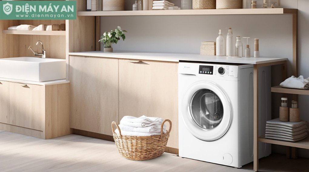 Máy giặt cửa trước màu trắng trong phòng giặt hiện đại, phía trước có giỏ quần áo mây
